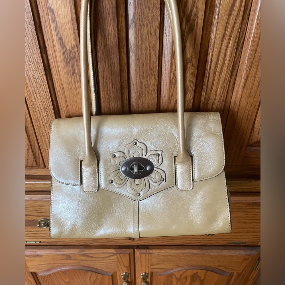 Leather purse in shade of gold
